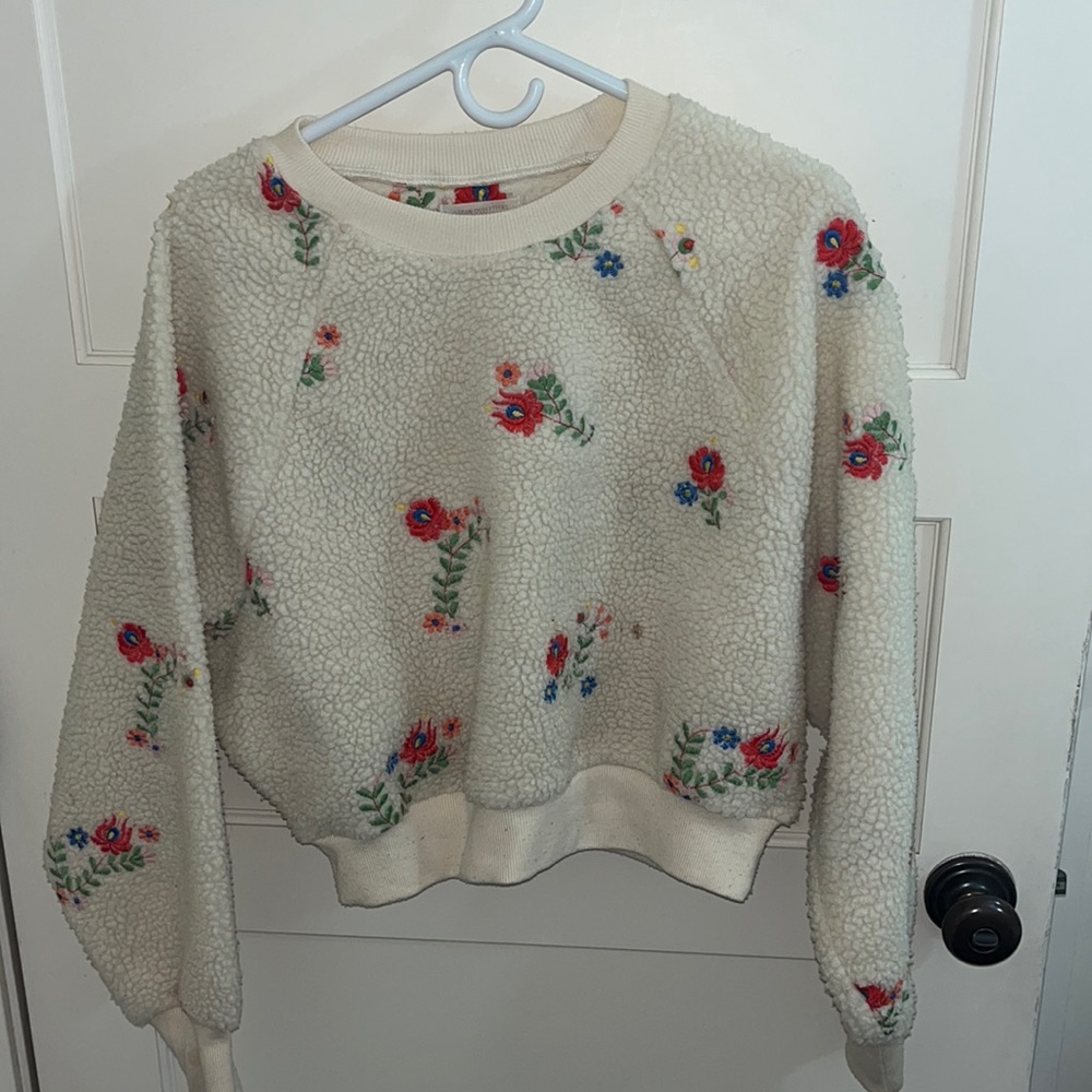 Wool sweater with embroidered flowers